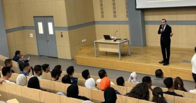 الدكتور محمد عبد العزيز خلال المحاضرة