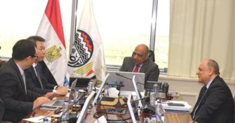 الوزير خلال الاجتماع