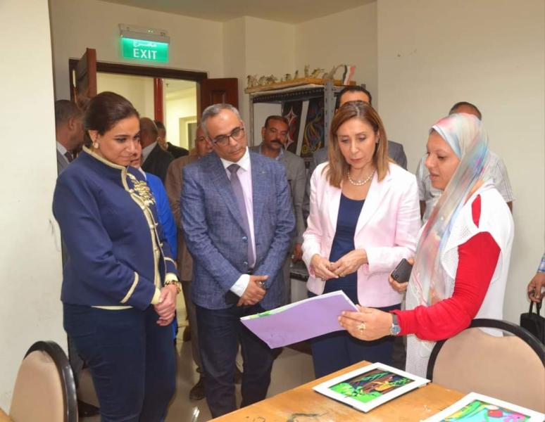جانب من زيارة وزيرة الثقافة 