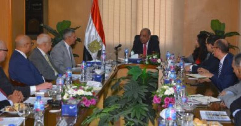 الوزير يجتمع برؤساء الشركات