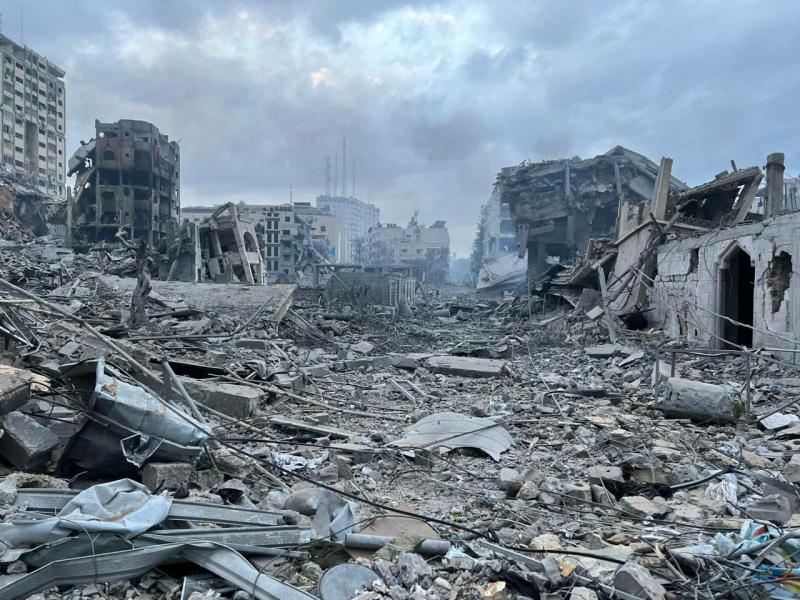 طفل تحت الأنقاض