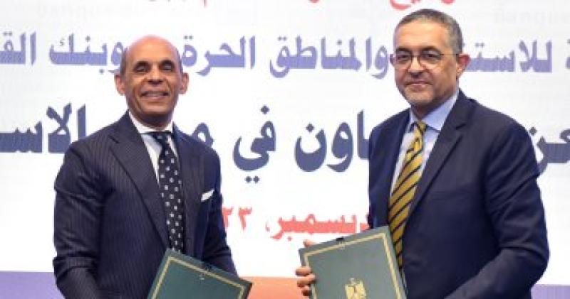 جانب من التوقيع