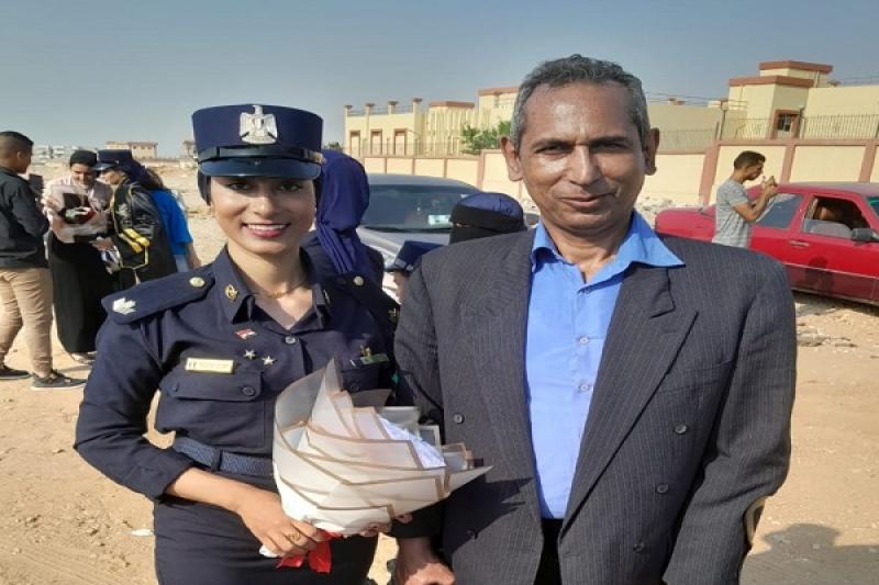 الإعلامى على أبو زيدان مع نجلته بعد التخرج