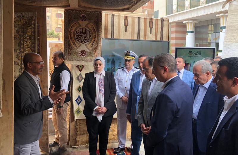 رئيس الوزراء يتفقد معرض الحرف اليدوية بالفيوم