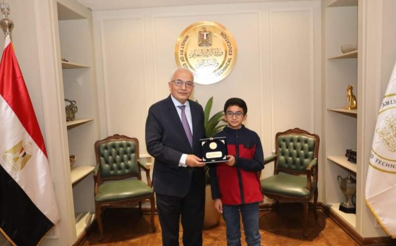 الوزير يستقبل الطالب النابغة 