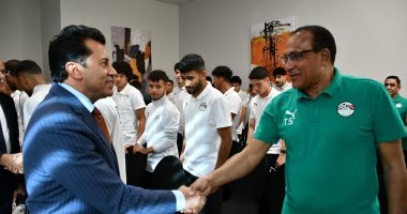 وزير الرياضة مع طبيب المنتخب