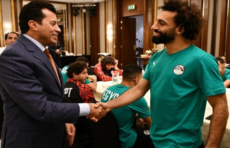 وزير الرياضة ومحمد صلاح 