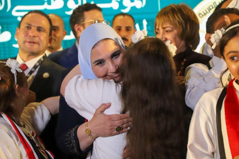 الدكتورة نيفين القباح تحتضن أحدى الاطفال