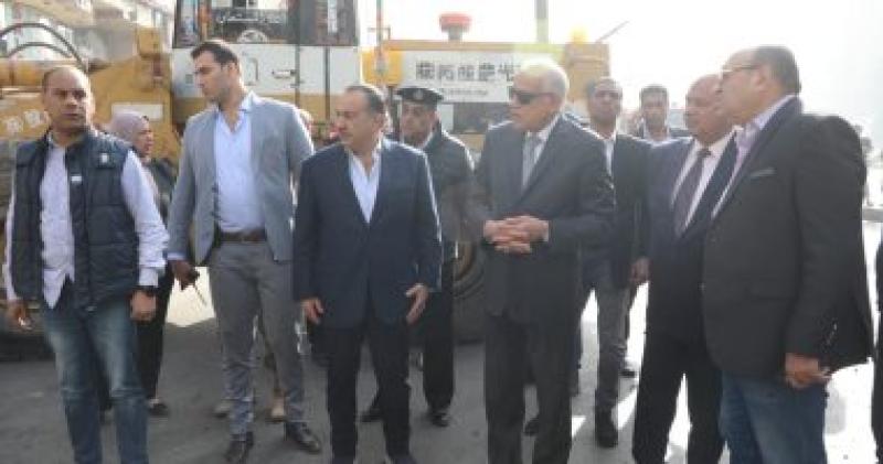 محافظ الجيزة فى موقع سقوط جزء من كوبرى مشاة أحمد عرابى