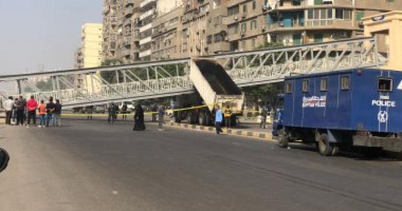 كردون أمنى بمحيط سقوط كوبرى مشاة شارع أحمد عرابى