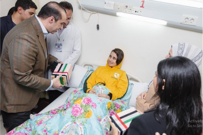 المستشار محمود فوزى فى زيارة أحدى المصابين