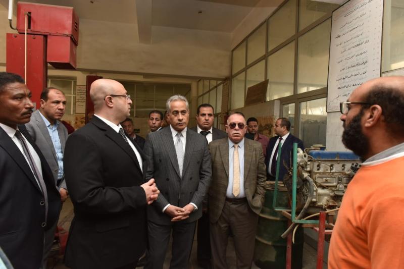 حسن شحاتة وزير العمل خلال زيارة مركز تدريب شرق النيل بمحافظ بني سويف