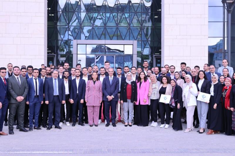 وزير الاتصالات يشهد تخريج الدفعة الأولى من برنامج بناء القدرات فى تطوير البرمجيات المدمجة للسيارات