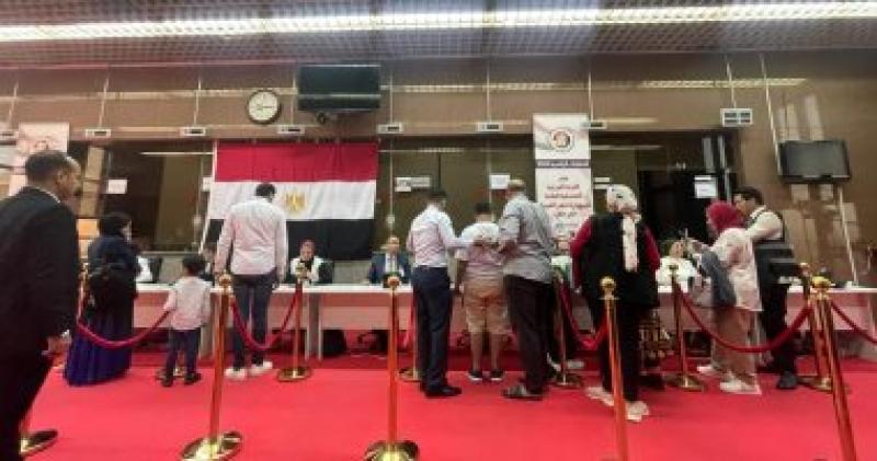 تزايد أعداد الجالية المصرية بقنصلية دبى للتصويت