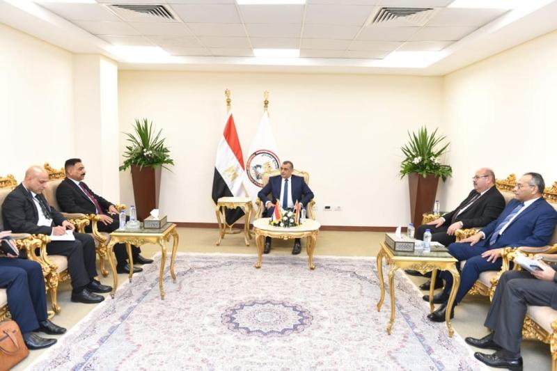 وزير الإنتاج الحربي يلتقي 3 وفود صربية والأوزبكية وعراقية بجناح الوزارة بمعرض EDEX 2023