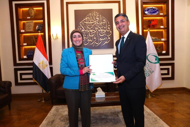 الدكتور شريف فاروق يكرم أحدى الفائزات