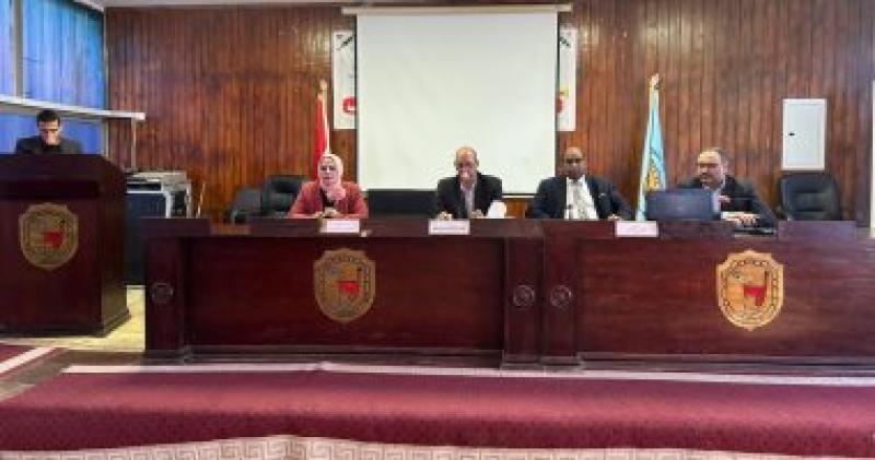 جانب من الندوة