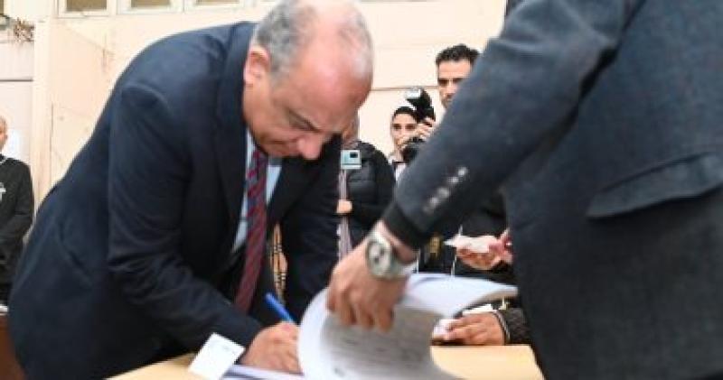 وزير قطاع الأعمال العام خلال الإدلاء بصوته