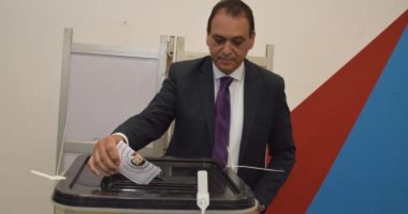 المستشار علاء الدين فؤاد يدلي بصوته