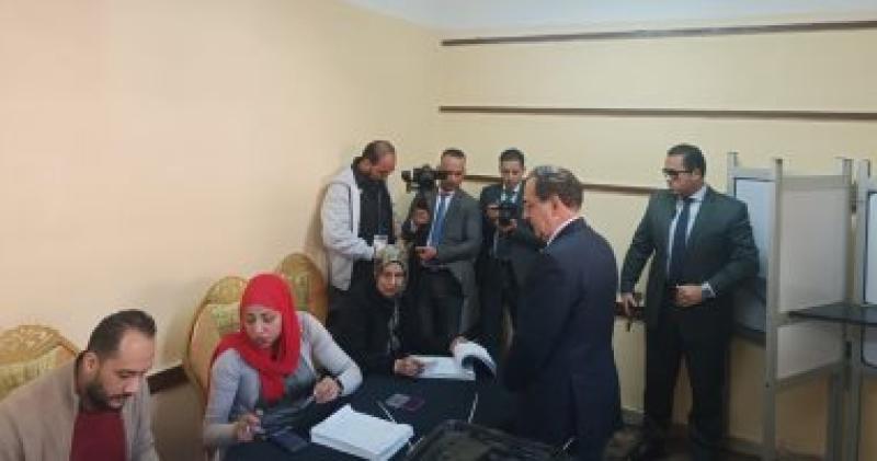 وزير البترول يدلي بصوته