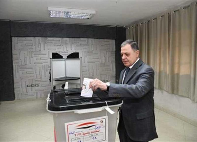 وزير الداخلية يدلى بصوتة