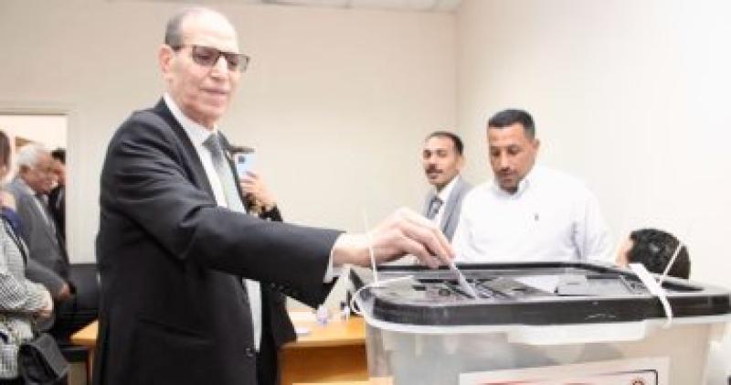 رئيس النيابة الإدارية يدلي بصوته