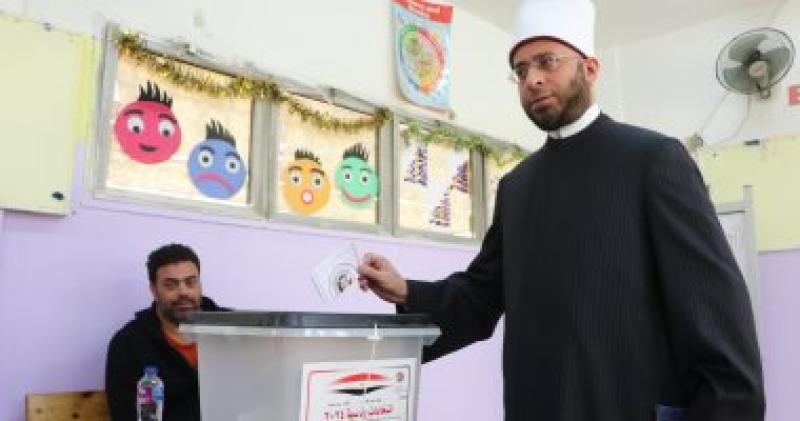 أسامة الأزهرى يدلى بصوته فى الانتخابات الرئاسية 