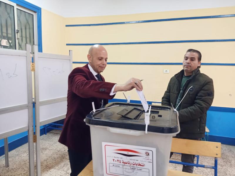 د هشام مسعود وكيل وزارة الصحة بالشرقية يدلي بصوته