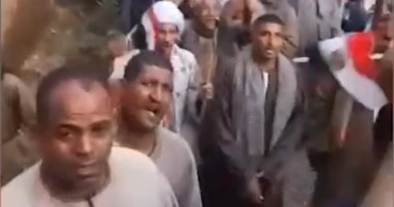 أهالى قرية النواصر بإسنا يهتفون تحيا مصر