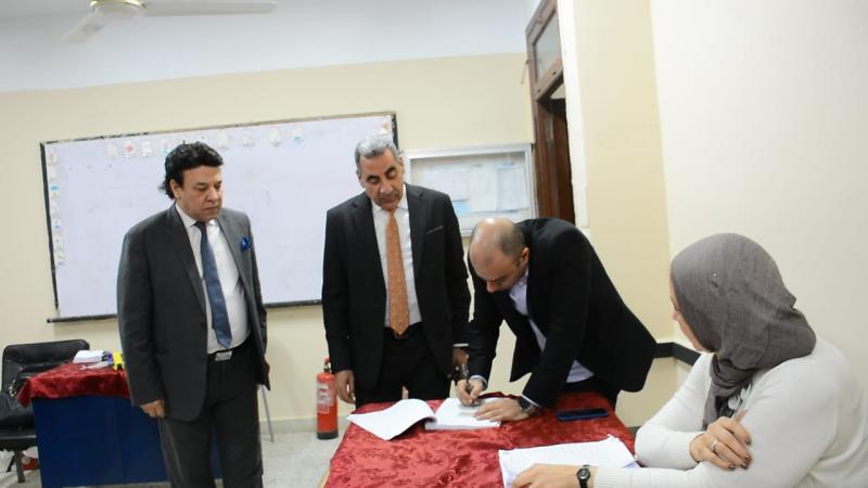 رئيس مصلحة الضرائب يدلي بصوته