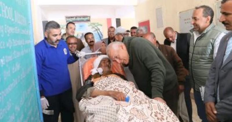 تسعينى مريض يدلى بصوته فى الانتخابات