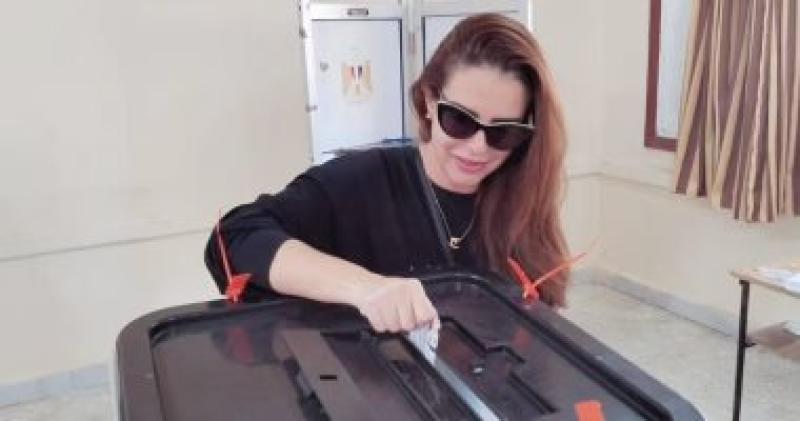 دنيا عبد العزيز