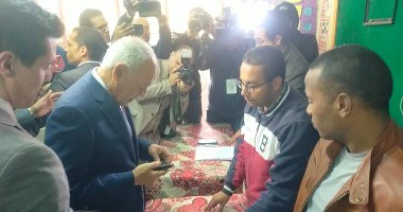 أحمد أبو الغيط يدلى بصوته 
