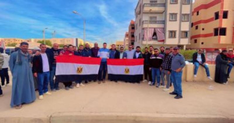 رئيس جهاز حدائق اكتوبر والنواب والعمال خلال الإدلاء بأصواتهم