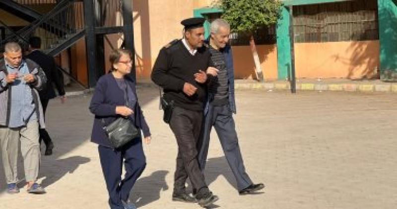 شرطى يساعد مسن