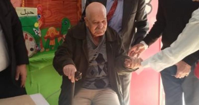 الوطنية للانتخابات تستجيب لطلب مسن للنزول و الأدلاء بصوته