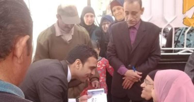 جانب من مساعد رئيس لجنة انتخابية لكبار السن