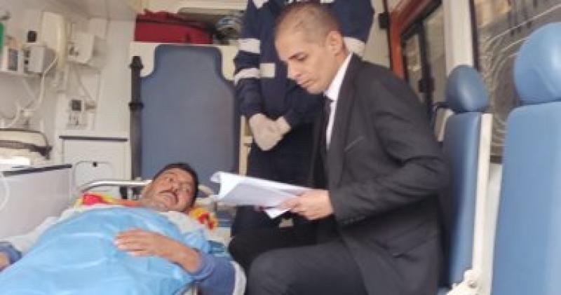 رئيس لجنة يساعد ناخب على الإدلاء بصوته داخل سيارة إسعاف بالشرقية