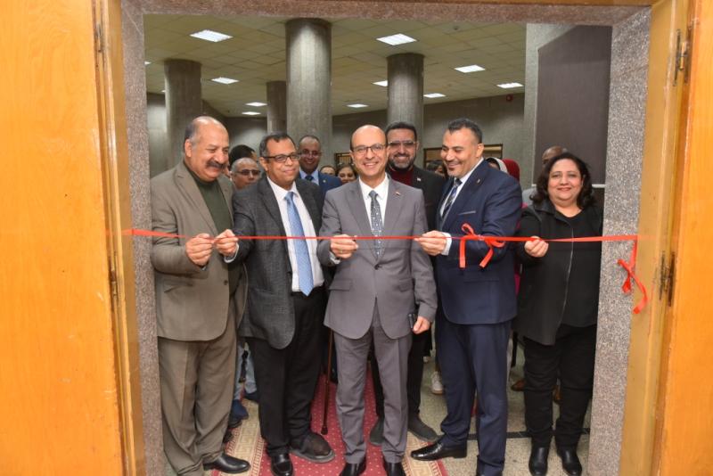  رئيس الجامعه اثناء افتتاح المعرض