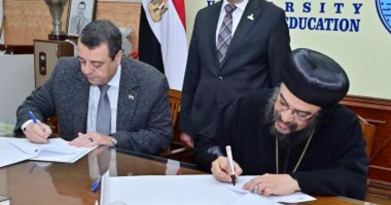 أثناء توقيع البرتوكول