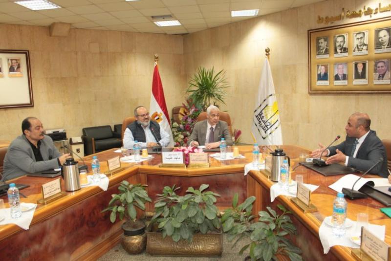 رئيس جامعة أسيوط 