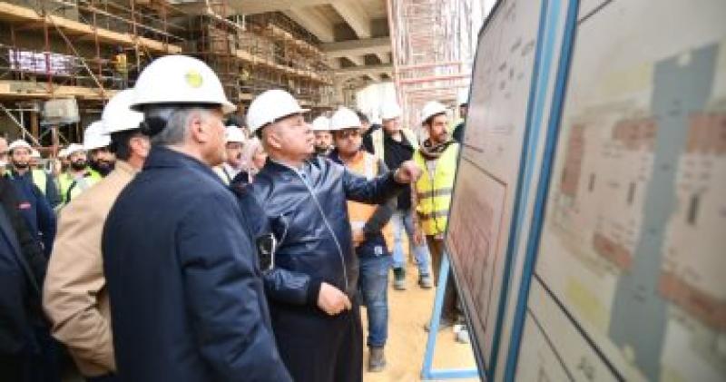 وزير النقل بجولة لمتابعة معدلات تنفيذ مشروع مونوريل شرق النيل