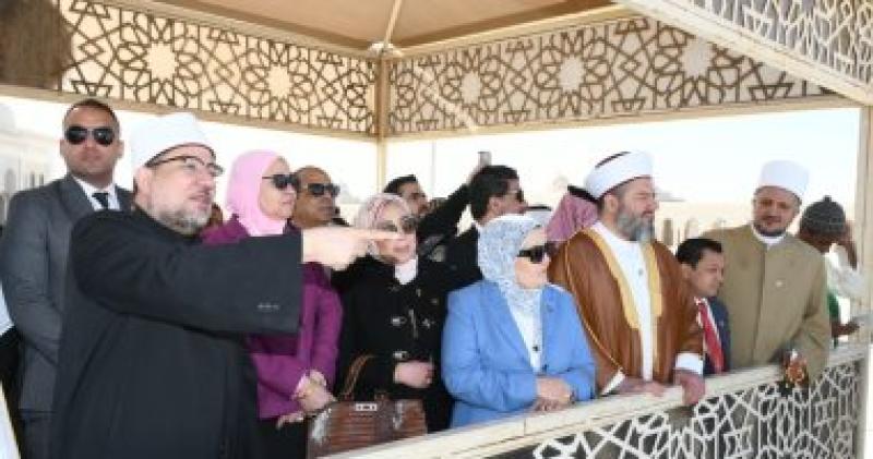 المحكمون والمشاركون في المسابقة العالمية للقرآن الكريم خلال الجولة