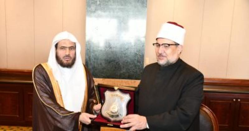 درع وزارة الأوقاف لإمام الحرم النبوي