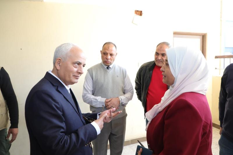 وزير التربية والتعليم اثناء الجولة 