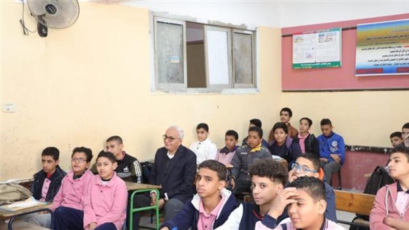 وزير التربية والتعليم يجلس بين الطلاب 