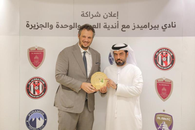 المهندس ممدوح عيد رئيس نادي بيراميدز  يتلقي التكريم عقب توقيع الاتفاقيات 