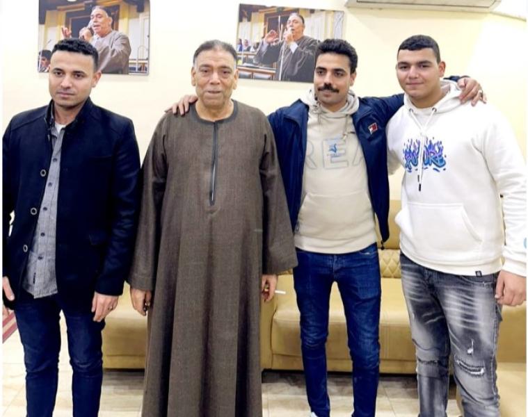 النائب حشمت أبو حجر يتوسط ابنائة