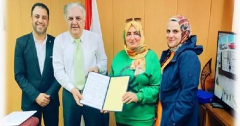 وكيل الوزارة يكرم إدارة العلاج الطبيعى على مجهودهم