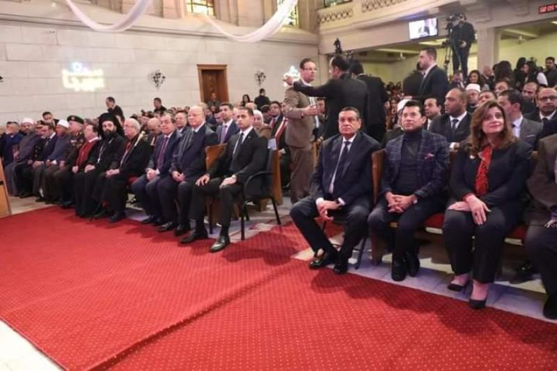 وزير التنمية المحلية يشارك فى عيد الميلاد بالكنيسة الإنجيلية